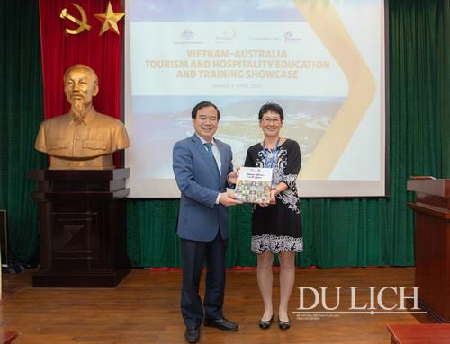 Phó Tổng cục trưởng Hà Văn Siêu tặng quà lưu niệm cho bà Yvonne
